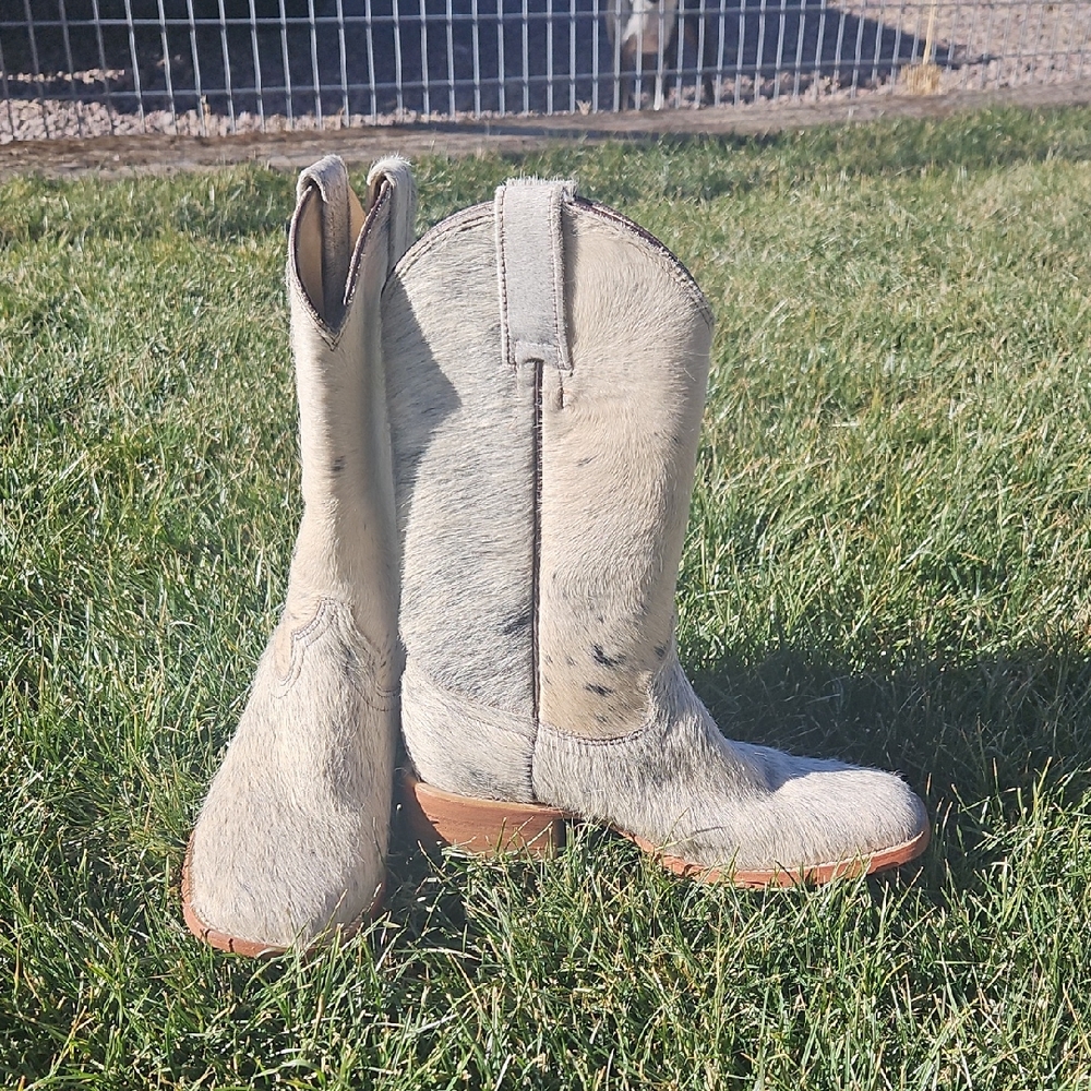 Stylish Cream Heeled Boots